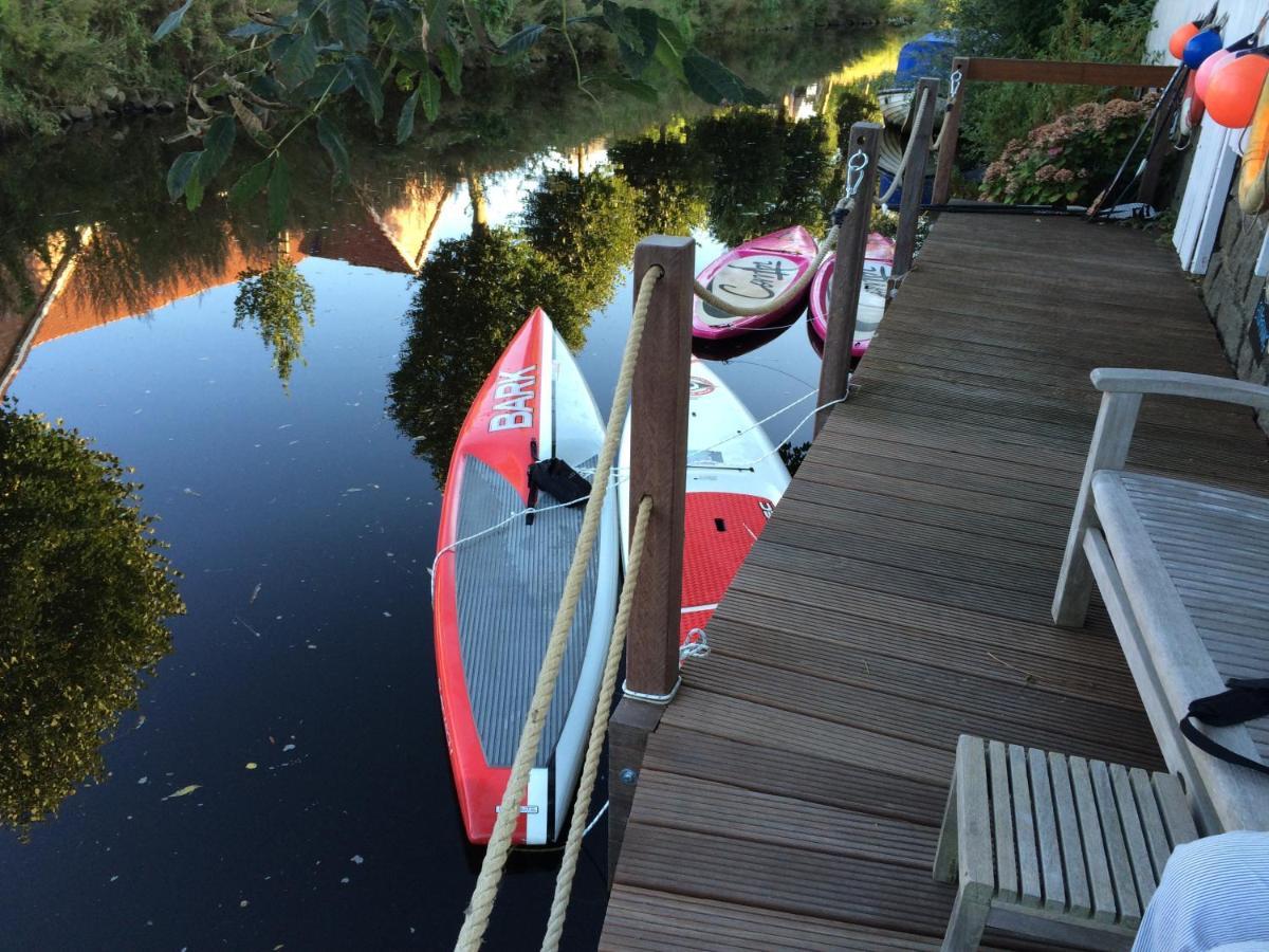 Gaestehaus Kajuete Direkt Am Wasser Friedrichstadt Exterior foto