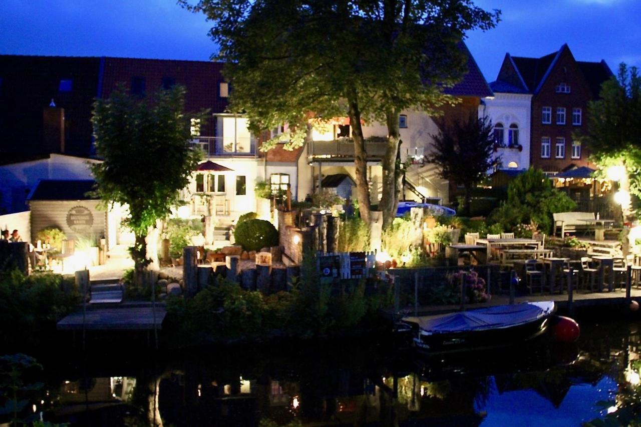 Gaestehaus Kajuete Direkt Am Wasser Friedrichstadt Exterior foto