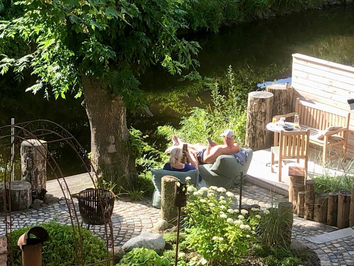 Gaestehaus Kajuete Direkt Am Wasser Friedrichstadt Exterior foto