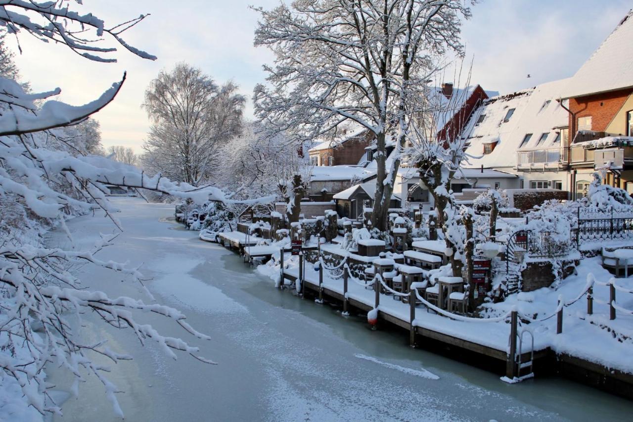 Gaestehaus Kajuete Direkt Am Wasser Friedrichstadt Exterior foto