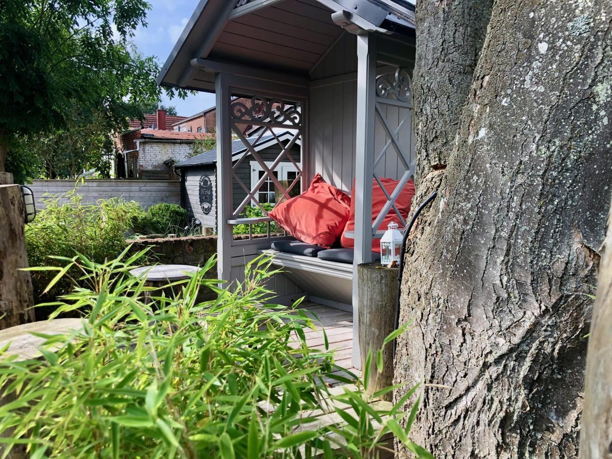 Gaestehaus Kajuete Direkt Am Wasser Friedrichstadt Exterior foto