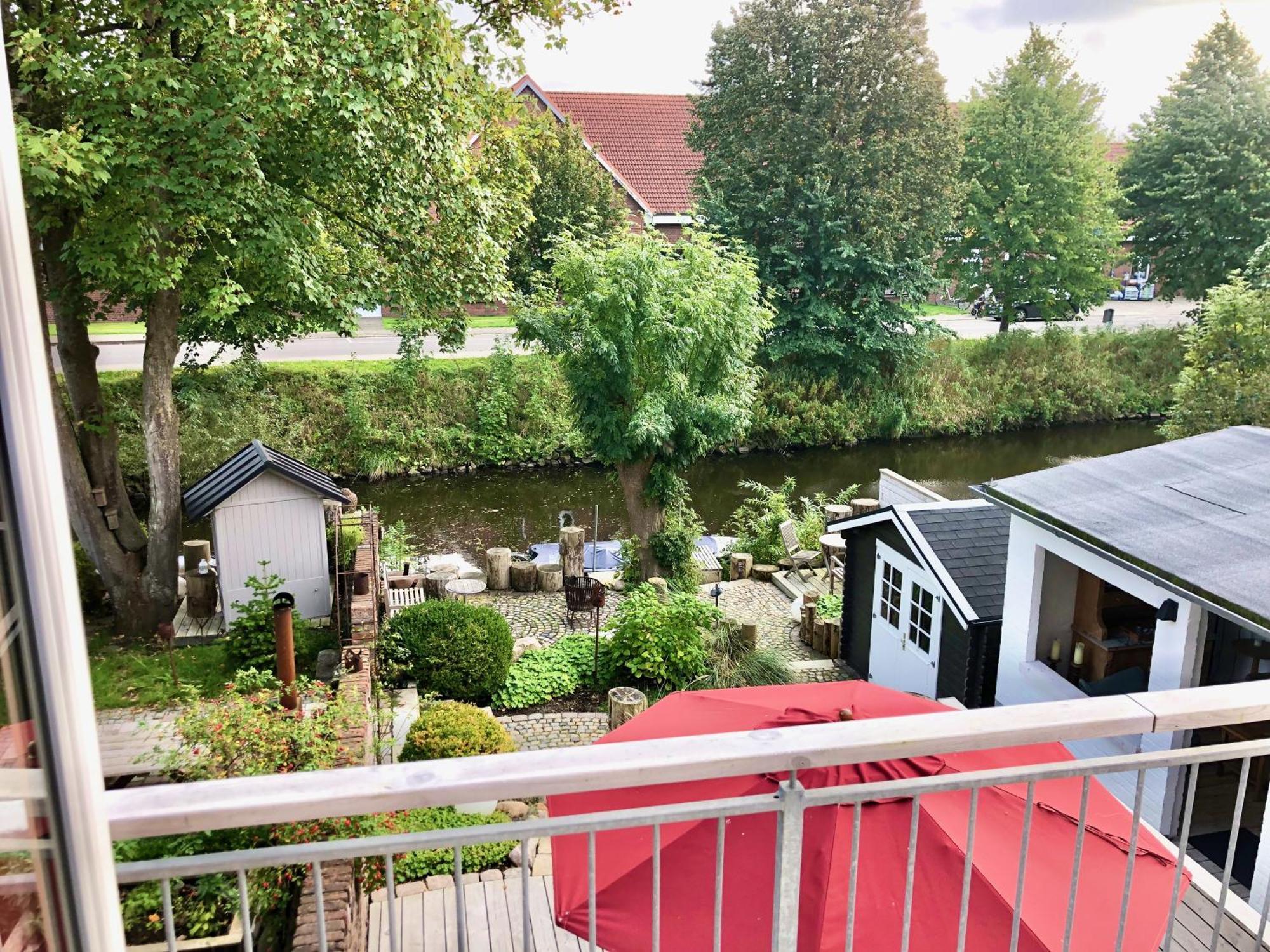 Gaestehaus Kajuete Direkt Am Wasser Friedrichstadt Exterior foto