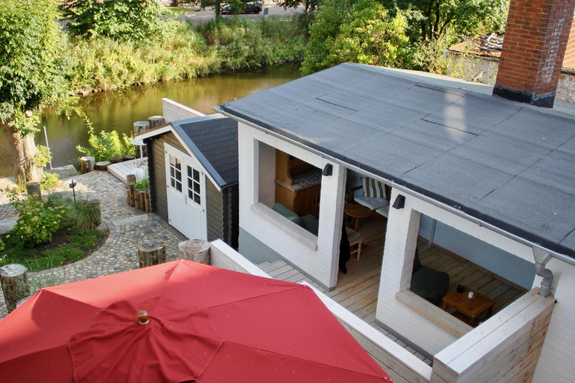 Gaestehaus Kajuete Direkt Am Wasser Friedrichstadt Exterior foto