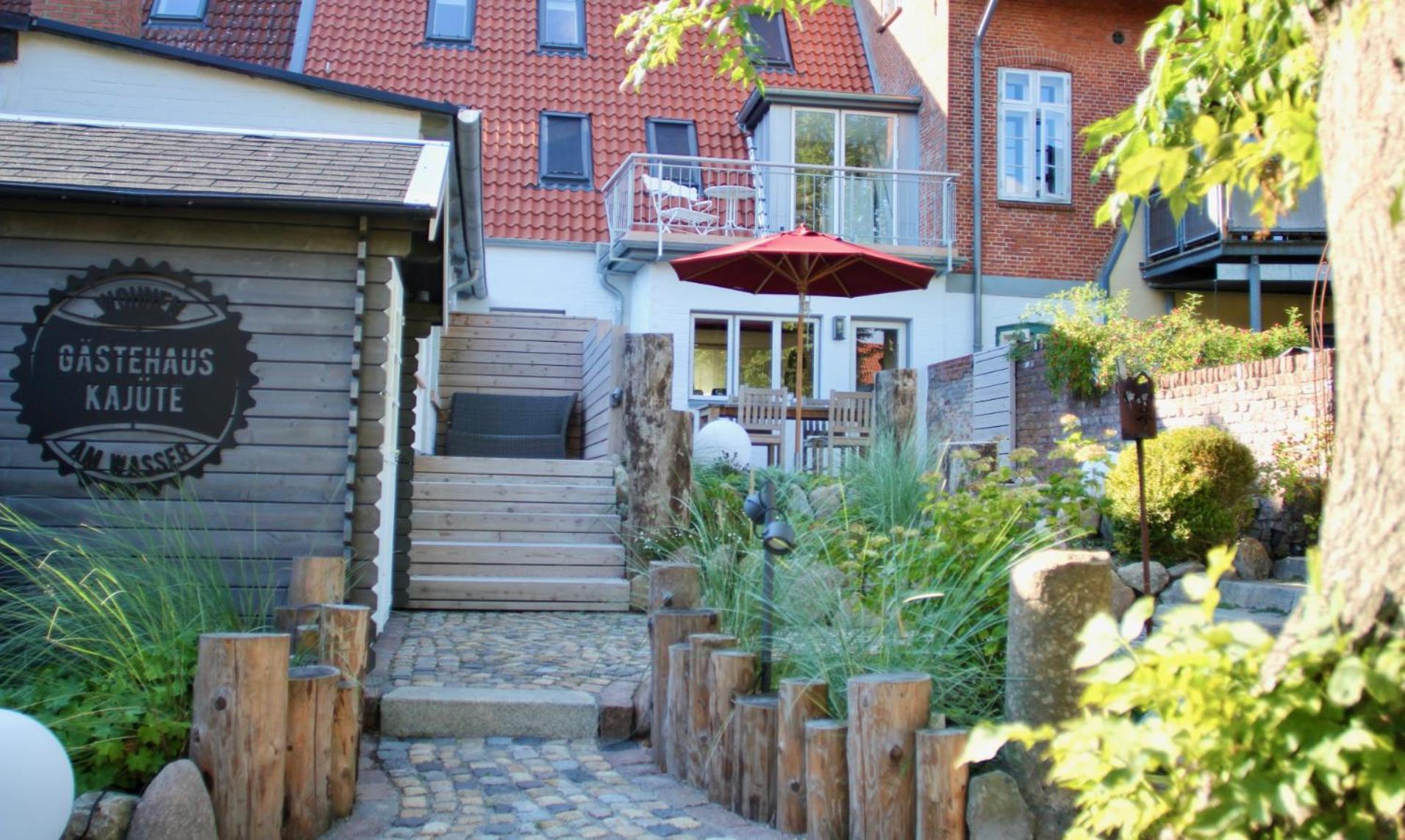 Gaestehaus Kajuete Direkt Am Wasser Friedrichstadt Exterior foto