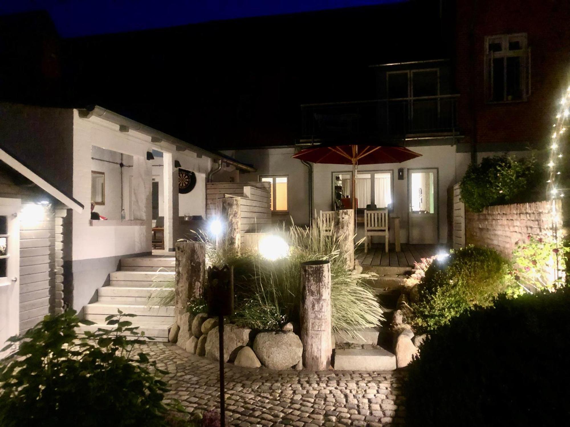 Gaestehaus Kajuete Direkt Am Wasser Friedrichstadt Exterior foto